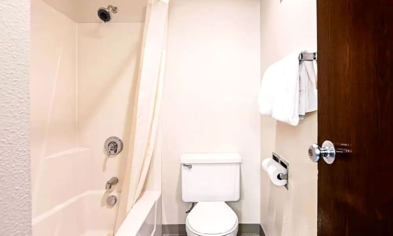 Private guest bathroom with combined shower and tub at Hotel Inn Milwaukee.