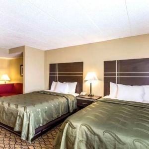 Day use twin room with living area at Hotel Inn Milwaukee.