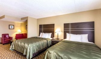 Day use twin room with living area at Hotel Inn Milwaukee.