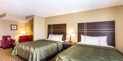 Day use twin room with living area at Hotel Inn Milwaukee.