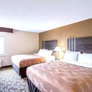 Day use twin room with work desk at Hotel Inn Milwaukee.