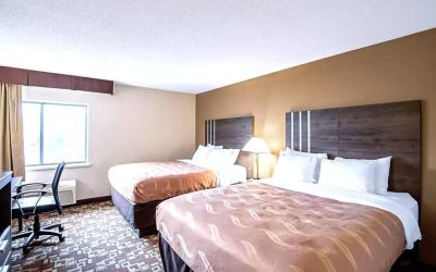 Day use twin room with work desk at Hotel Inn Milwaukee.