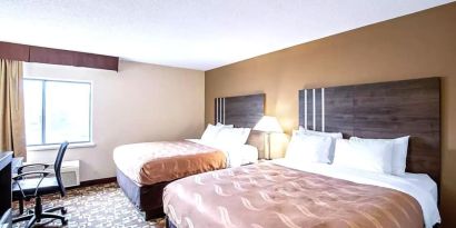 Day use twin room with work desk at Hotel Inn Milwaukee.