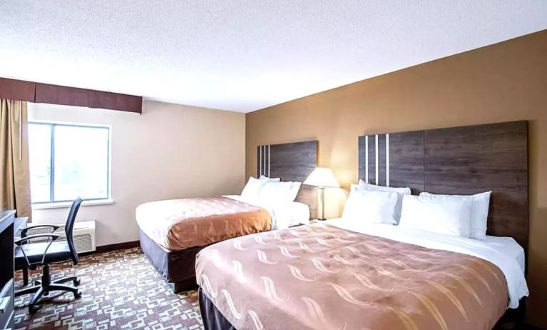 Day use twin room with work desk at Hotel Inn Milwaukee.