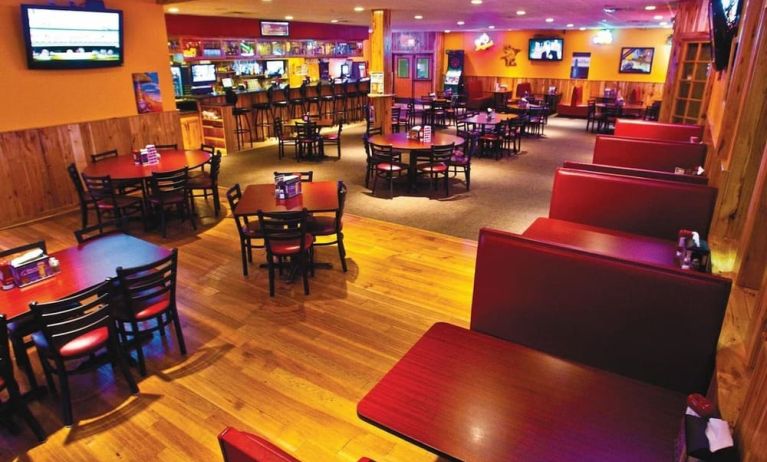 On-site bar and seating area at Norwood Inn And Suites Worthington.