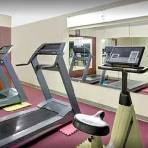 Fitness center at Norwood Inn And Suites Worthington.