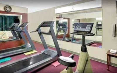 Fitness center at Norwood Inn And Suites Worthington.