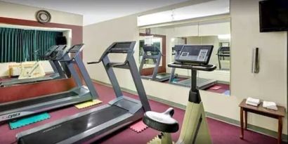 Fitness center at Norwood Inn And Suites Worthington.