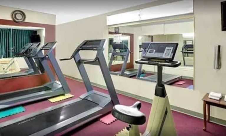 Fitness center at Norwood Inn And Suites Worthington.