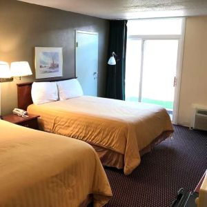 Day use twin room with workspace at Norwood Inn And Suites Worthington.