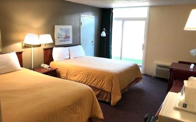 Day use twin room with workspace at Norwood Inn And Suites Worthington.
