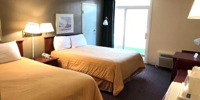 Day use twin room with workspace at Norwood Inn And Suites Worthington.