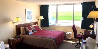 King suite with hot tub and work desk at Norwood Inn And Suites Worthington.
