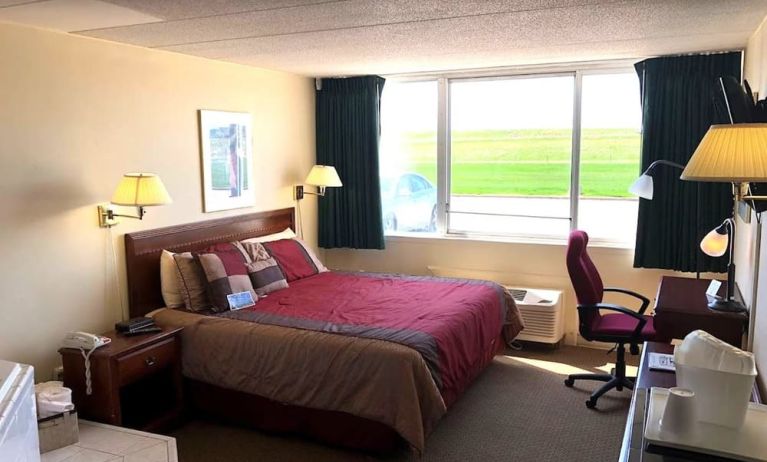 King suite with hot tub and work desk at Norwood Inn And Suites Worthington.