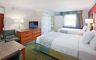 Day use twin room at Norwood Inn & Suites Merrillville.