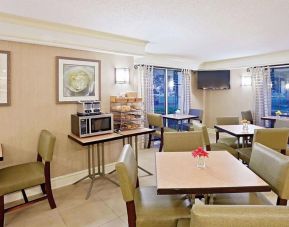 Dining area at Norwood Inn & Suites Merrillville.