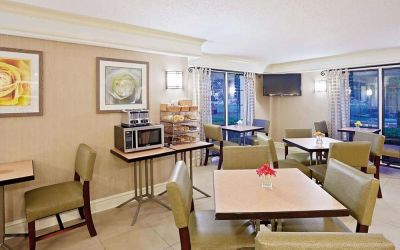 Dining area at Norwood Inn & Suites Merrillville.
