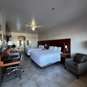 Day use twin room with work desk and private bathroom at Casa Rosa Inn.