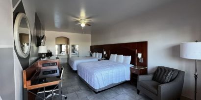 Day use twin room with work desk and private bathroom at Casa Rosa Inn.