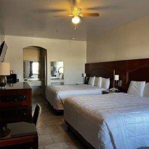 Day use twin room with work desk at Casa Rosa Inn.