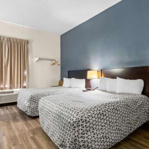 Day use twin room with work desk and private bathroom at OYO Townhouse Orlando West.