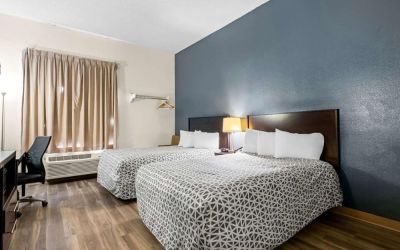 Day use twin room with work desk and private bathroom at OYO Townhouse Orlando West.