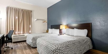 Day use twin room with work desk and private bathroom at OYO Townhouse Orlando West.