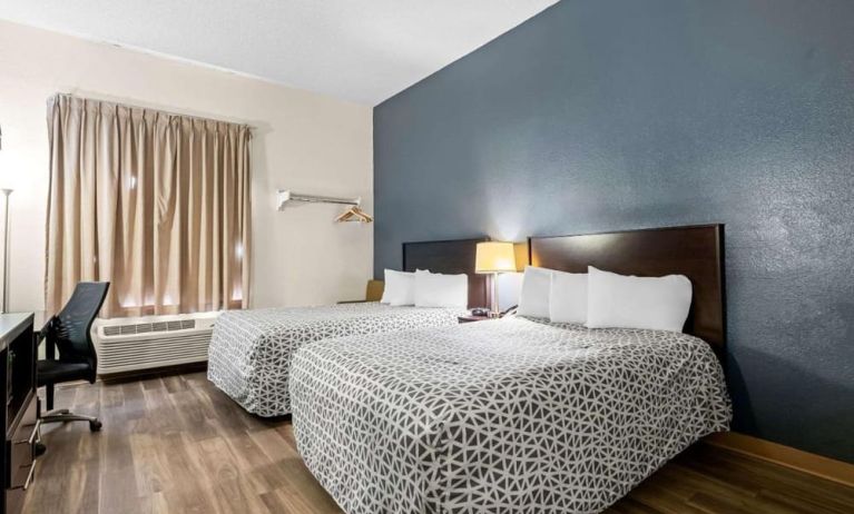 Day use twin room with work desk and private bathroom at OYO Townhouse Orlando West.