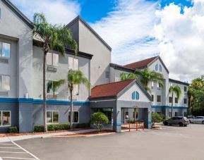 Hotel entrance and parking area at OYO Townhouse Orlando West.