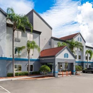 Hotel entrance and parking area at OYO Townhouse Orlando West.