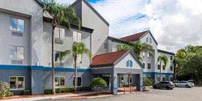 Hotel entrance and parking area at OYO Townhouse Orlando West.