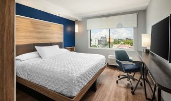 King room at Tru By Hilton Ft. Lauderdale Airport.