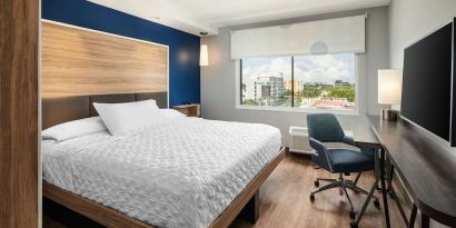 King room at Tru By Hilton Ft. Lauderdale Airport.