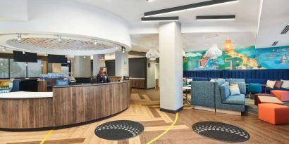 Reception area at Tru By Hilton Ft. Lauderdale Airport.