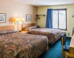 Day use twin room with work desk at Norwood Inn & Suites - Roseville.