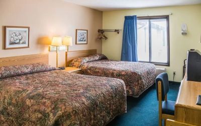 Day use twin room with work desk at Norwood Inn & Suites - Roseville.