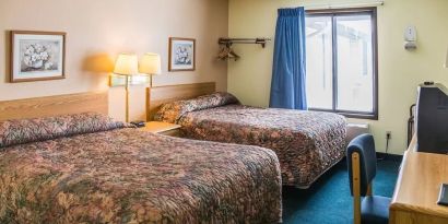 Day use twin room with work desk at Norwood Inn & Suites - Roseville.