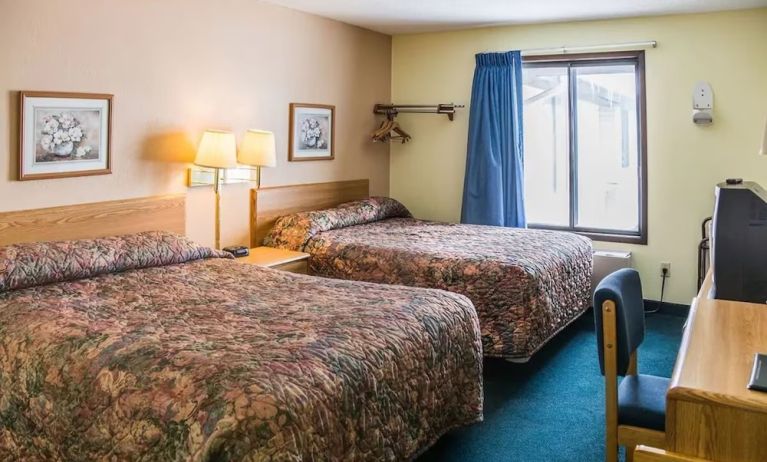 Day use twin room with work desk at Norwood Inn & Suites - Roseville.