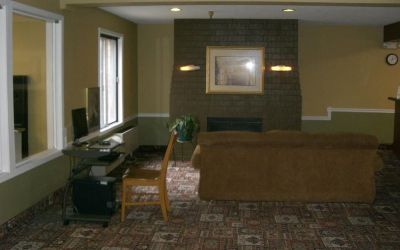 Lobby lounge and workspace at Norwood Inn & Suites - Roseville.