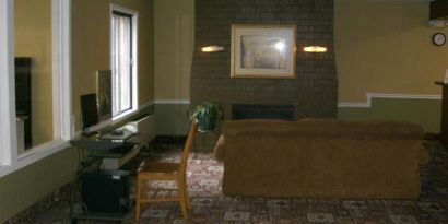 Lobby lounge and workspace at Norwood Inn & Suites - Roseville.