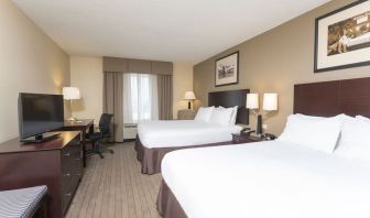 Day use twin room with workdesk at Holiday Inn Aurora North- Naperville.