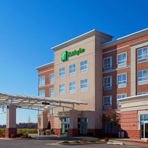 Hotel entrance and parking area at Holiday Inn Aurora North- Naperville.