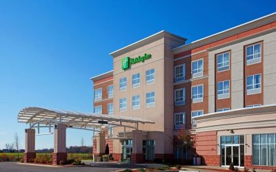 Hotel entrance and parking area at Holiday Inn Aurora North- Naperville.