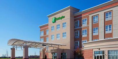 Hotel entrance and parking area at Holiday Inn Aurora North- Naperville.