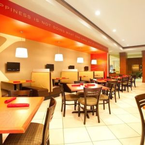 Dining area at Holiday Inn Aurora North- Naperville.