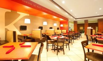 Dining area at Holiday Inn Aurora North- Naperville.