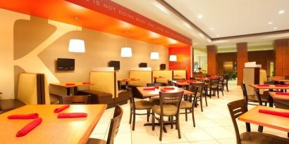Dining area at Holiday Inn Aurora North- Naperville.