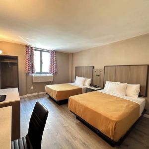 Day use twin room with work desk at Regal Inn & Suites New York.