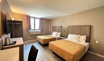 Day use twin room with work desk at Regal Inn & Suites New York.