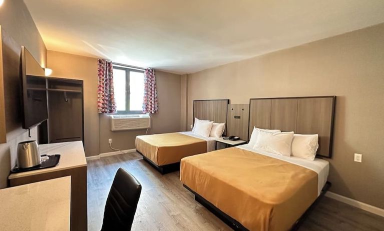 Day use twin room with work desk at Regal Inn & Suites New York.